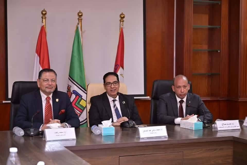 رئيس جامعة القاهرة يلتقى أعضاء القافلة التنموية الشاملة المتجهة إلى حلايب وشلاتين للتوعية والكشف الطبي والعلاج مجانا