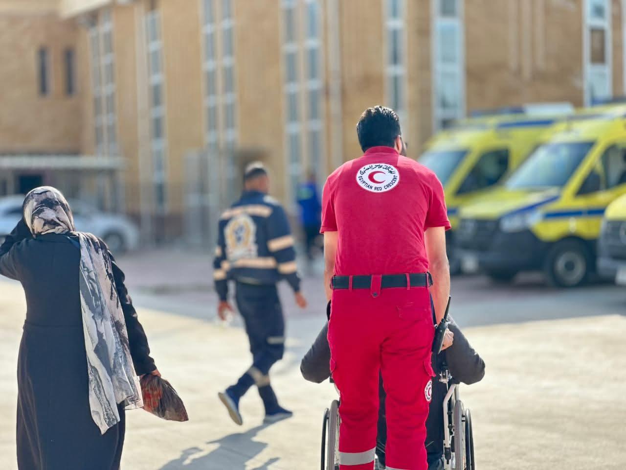 الهلال الأحمر المصري يُطلق قافلة "زاد العزة" الـ 181 حاملة أكثر من 5,480 طنًا من المساعدات ويستقبل الدفعة 37 من المصابين الفلسطينيين