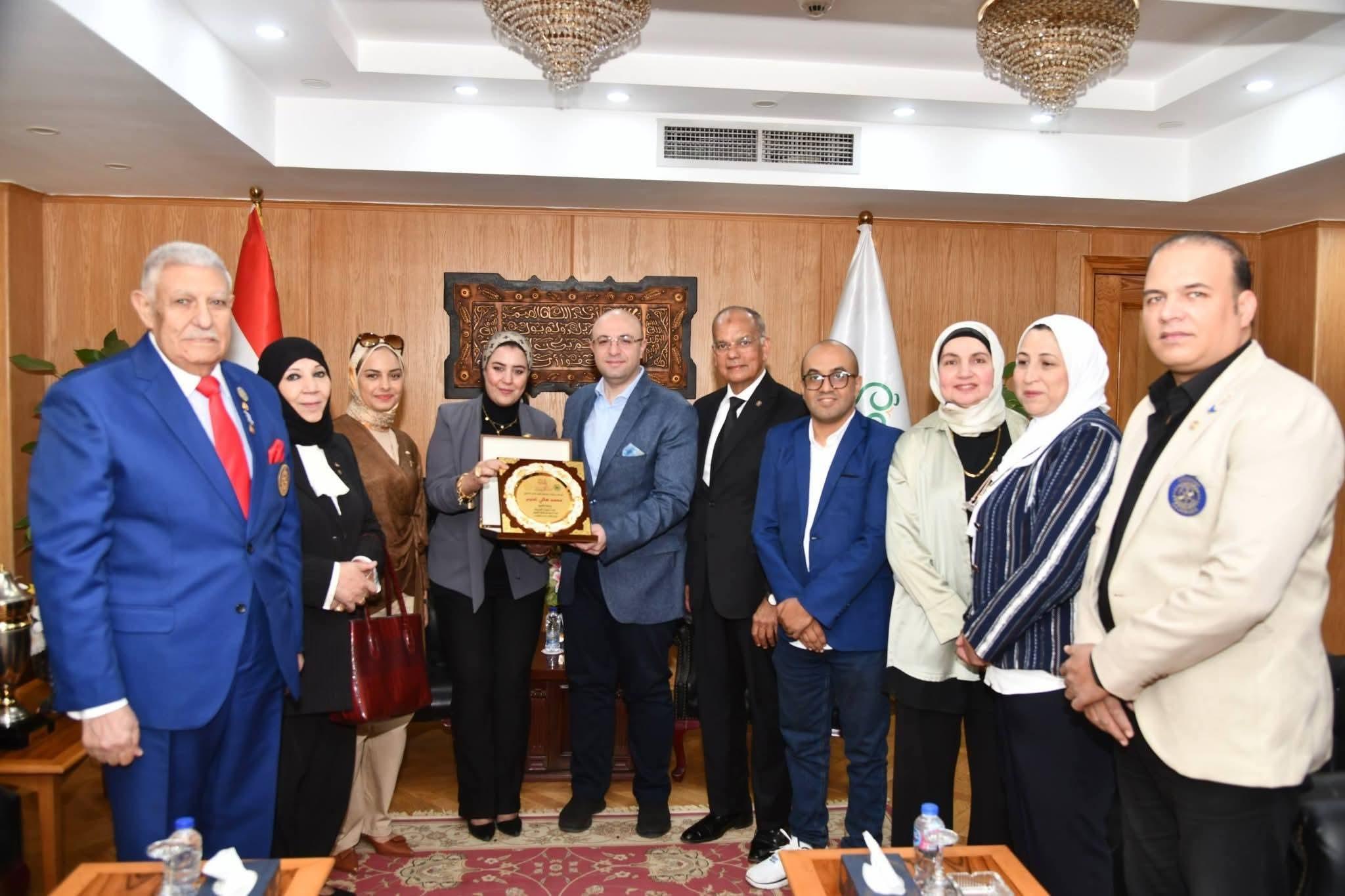 محافظ قنا يشارك في اجتماع مجلس أمناء جامعة جنوب الوادي الأهلية