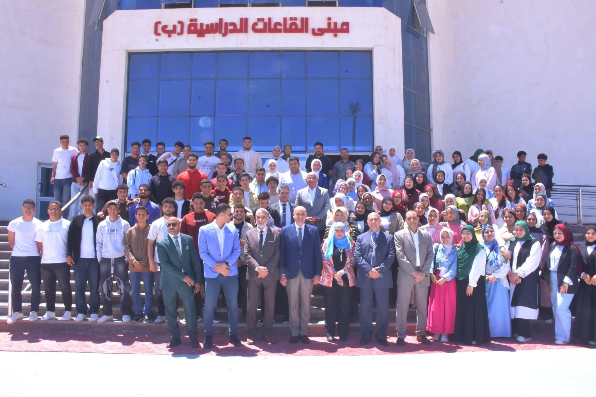 رئيس جامعة مدينة السادات يشيد بإبداعات طلاب الجامعة الأهلية خلال زيارة لمتابعة معرض بوسترات «وفّرها… تنوّرها» بمبنى المدرجات (ب)