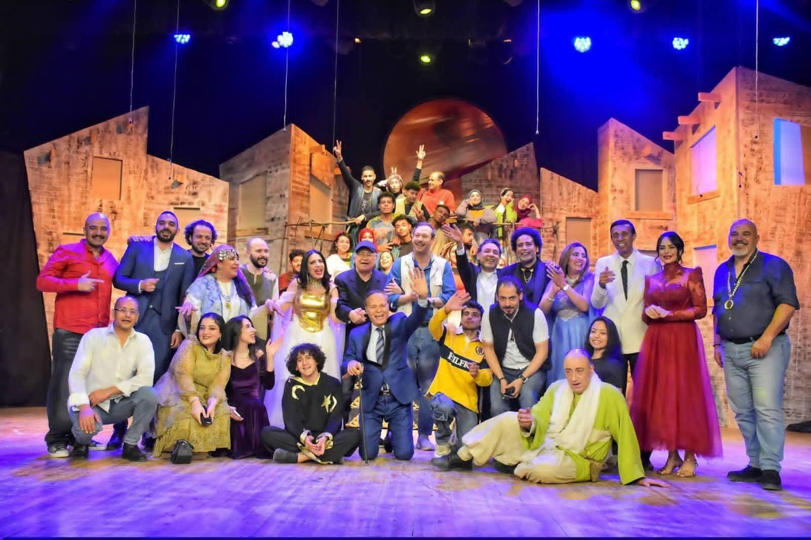 «ابن الأصول» كامل العدد على مسرح ميامي بحضور رئيس قطاع المسرح