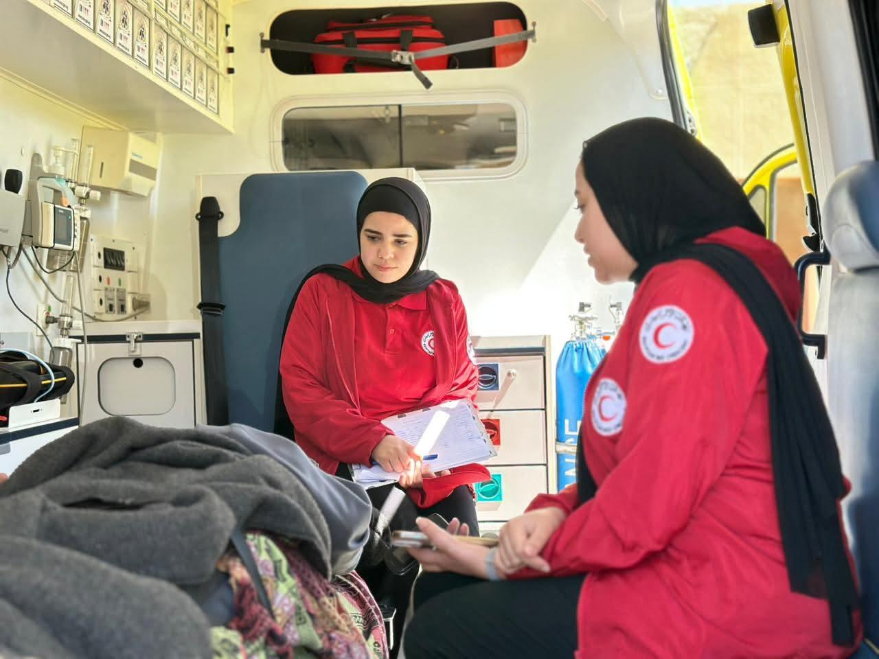 الهلال الأحمر المصري يستقبل الدفعة الـ38 من المصابين الفلسطينيين