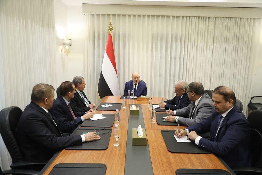 رئيس مجلس القيادة يشيد بالتكامل البناء بين القضاء وسلطة انفاذ القانون في ردع المخططات الإرهابية