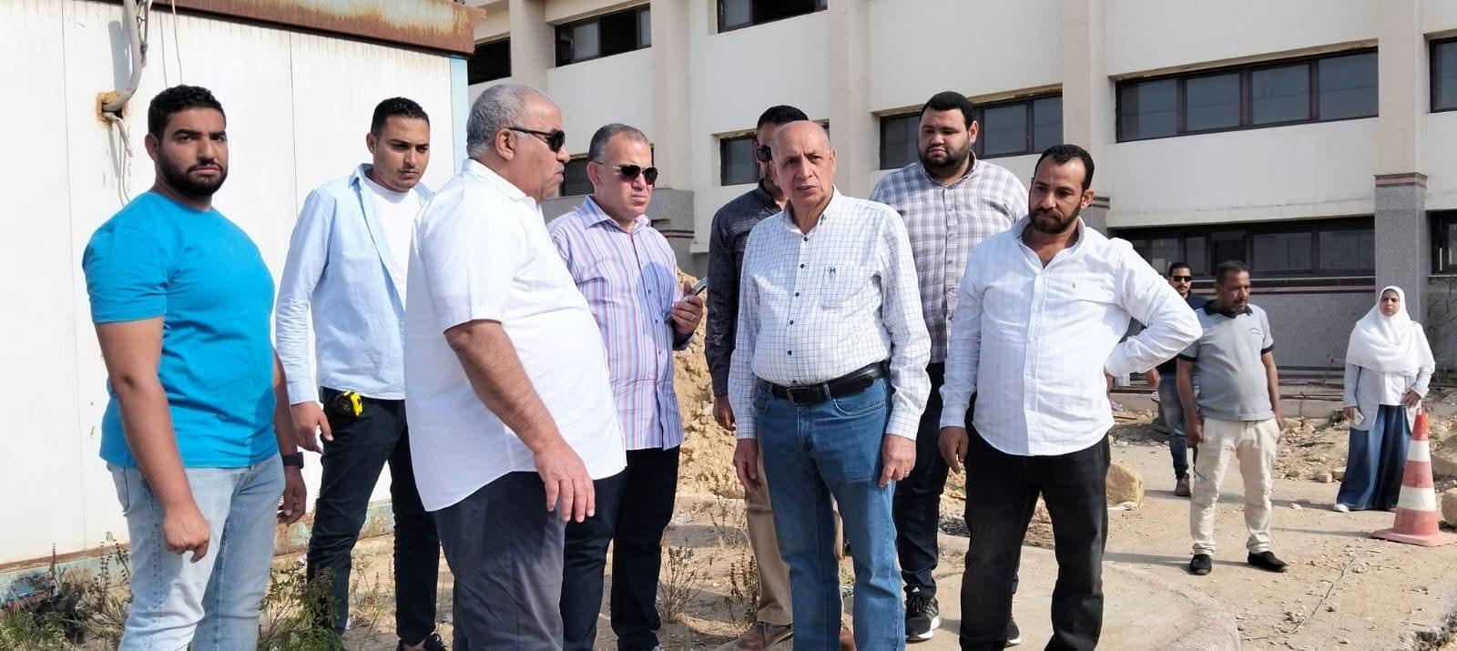 رئيس مياه الفيوم يتابع من موقع العمل عملية ربط المرحلة الثالثة بمحطة مياه العزب الجديدة.