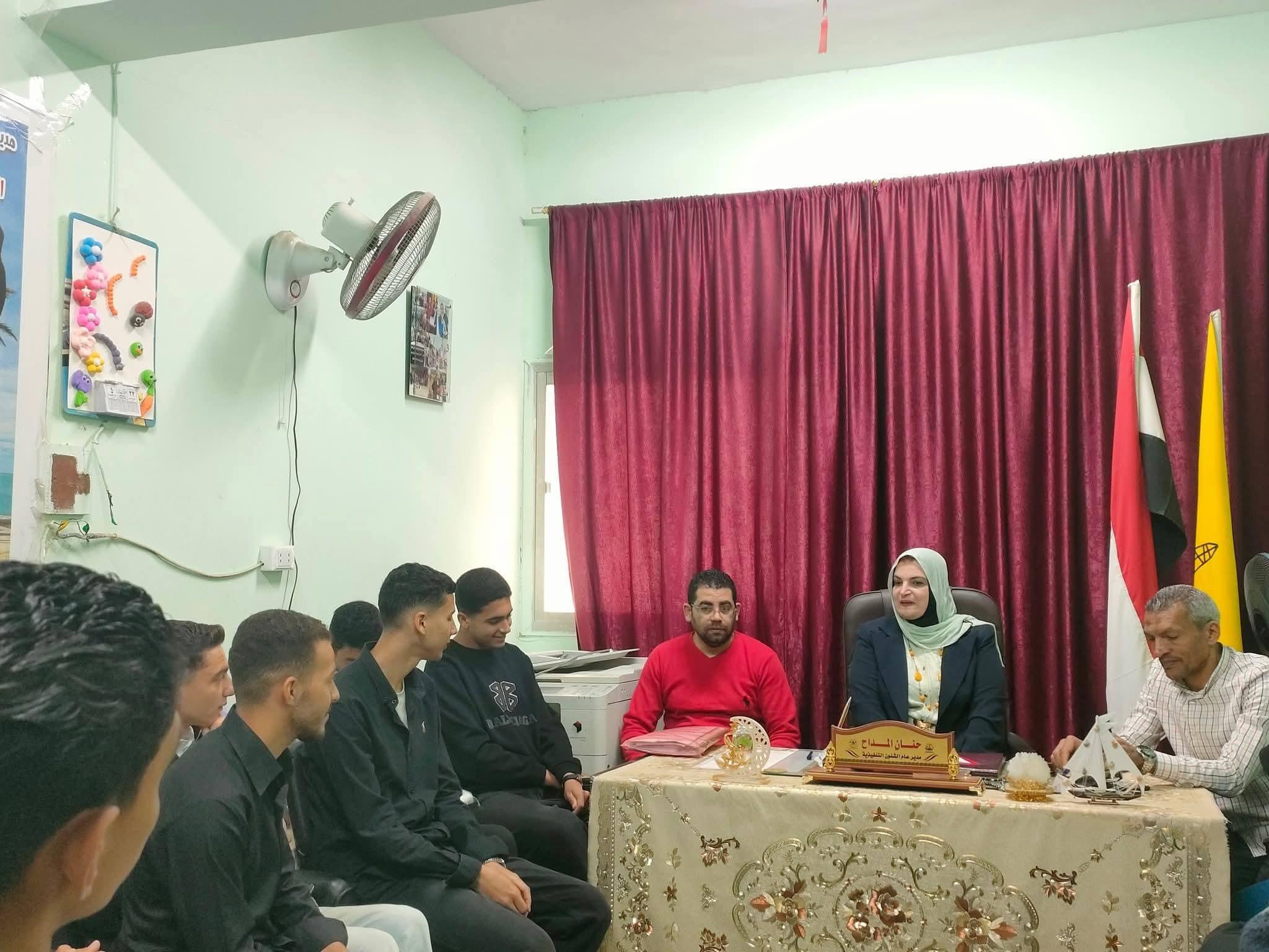 مدير عام الشؤون التنفيذية تلتقي بفريق إعداد قادة مدارس الجمهورية بشمال سيناء