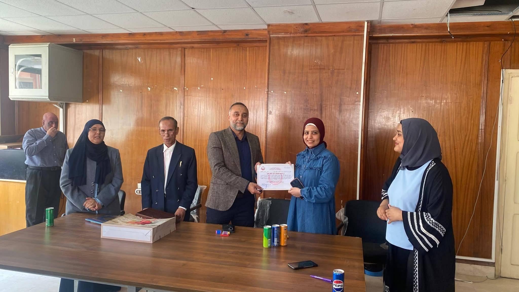 وكيل وزارة الصحة بشمال سيناء يُكرم كبير مشرفي معامل شمال سيناء" في احتفالية وفاء بمديرية الصحة.