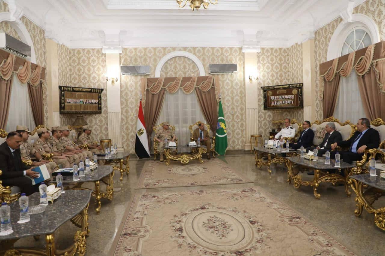 محافظ المنيا يستقبل مدير جمعية المحاربين القدماء ويؤكد: الشهداء رمز الفداء.. وتكريم خاص لأسرهم ومصابي العمليات الحربية بمناسبة يوم الشهيد