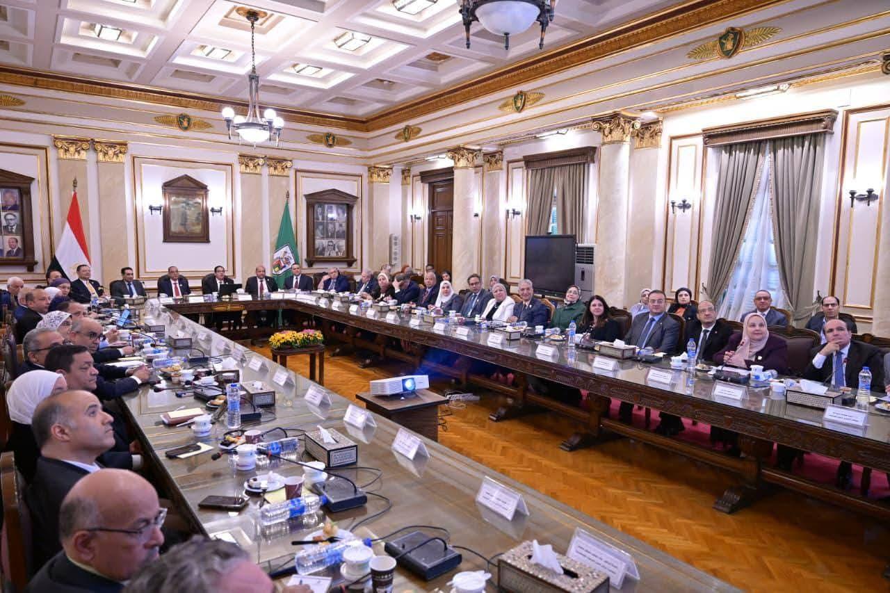 مجلس جامعة القاهرة يناقش تعزيز التعاون مع المحافظة ويبحث ملفات التعليم والبحث العلمي وخدمة المجتمع