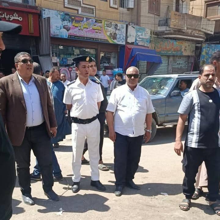 في حملة مكبرة برئاسة رئيس مركز سنورس بالفيوم... إزالة أرصفة مخالفة وتعديات وإشغالات بحرم شوارع وسط المدينة ومنطقة السوق.