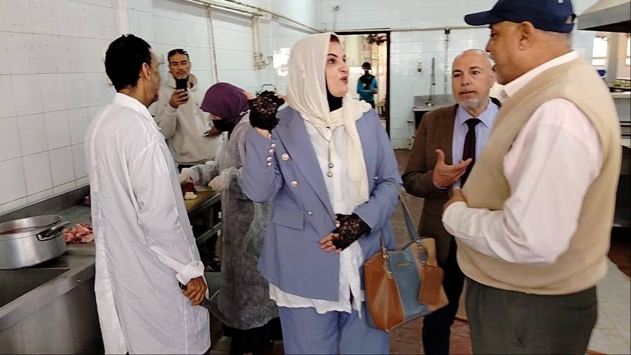 متابعة ميدانية لضمان السلامة الغذائية بمجمع التربية الخاصة بالعبور.