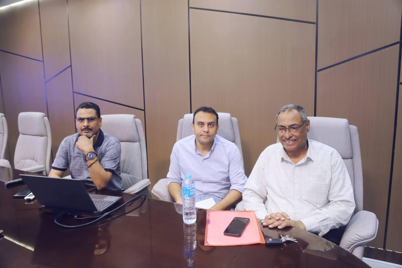 رئيس جامعة قنا يتابع معدلات الإنجاز في تطبيق "شراء"