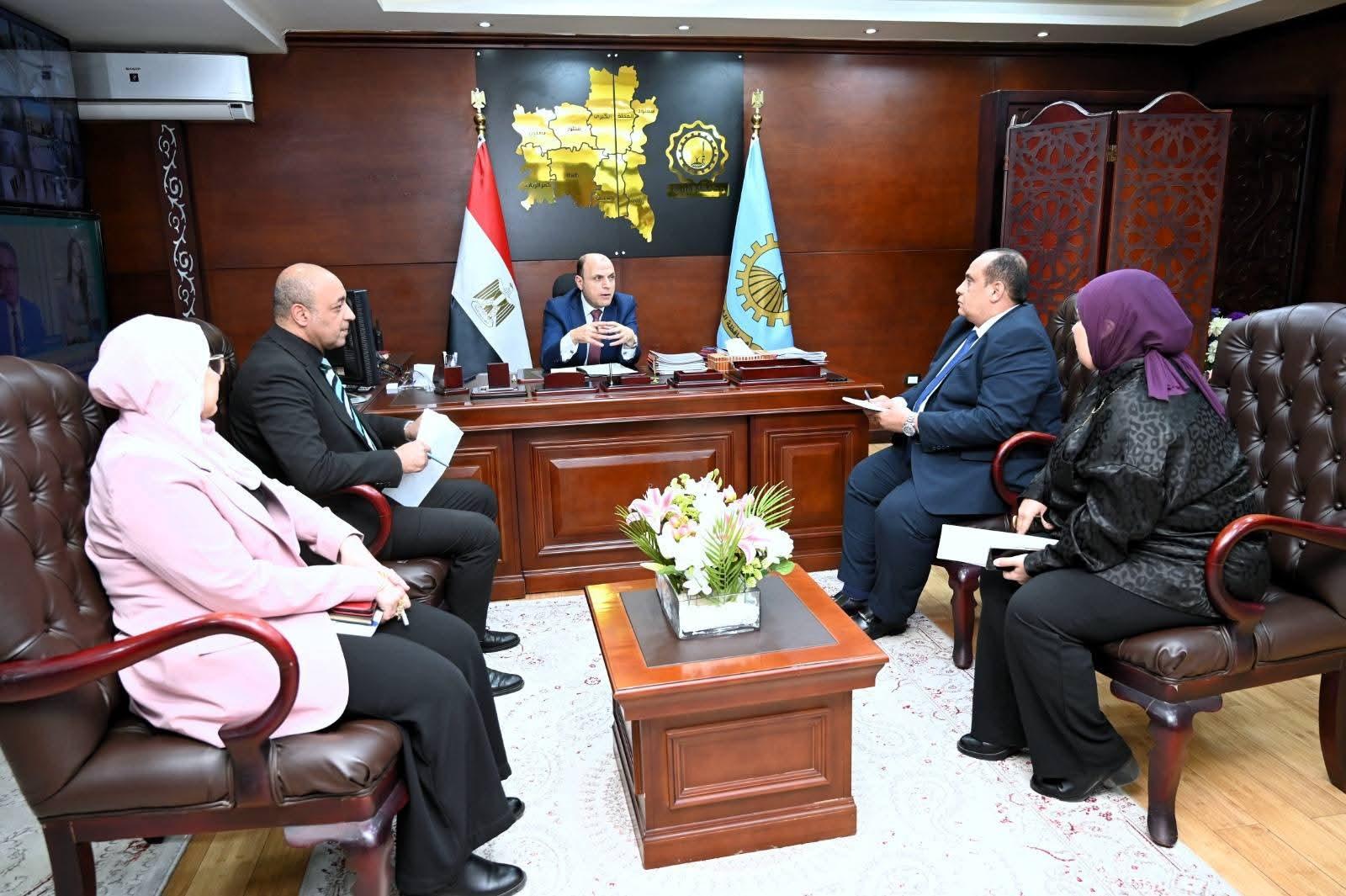 محافظ الغربية يعقد اجتماعًا عاجلًا مع السكرتير العام ومديري إدارات الشؤون المالية والإدارية والتخطيط والمتابعة والحسابات لمتابعة الخطة الاستثمارية وتعظيم الموارد الذاتية للمحافظة