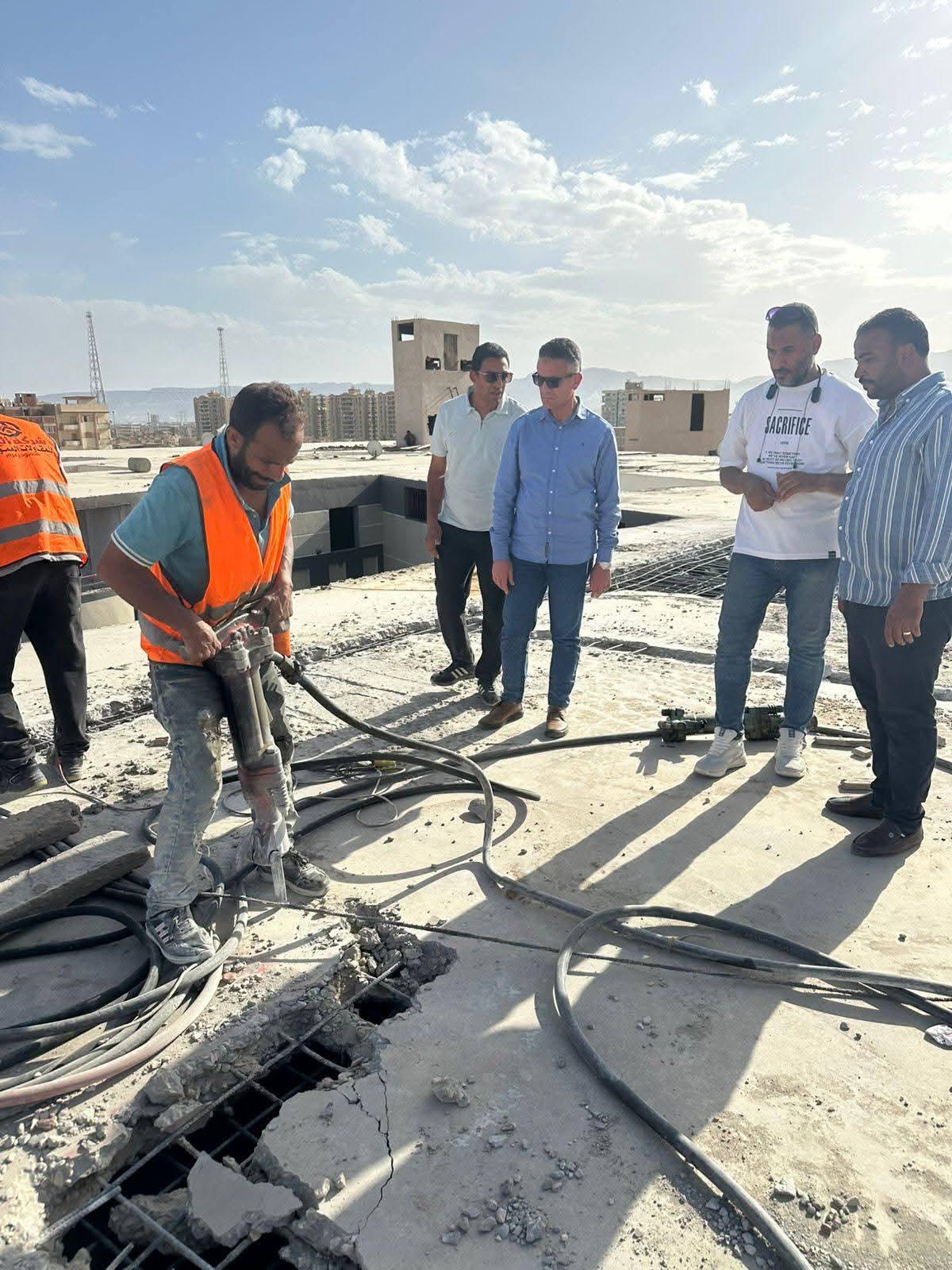 محافظ السويس : لا تهاون مع مخالفات البناء والعشوائي والتعديات حي الأربعين ينفذ إزالة لأدوار مخالفة بتجمع سكني