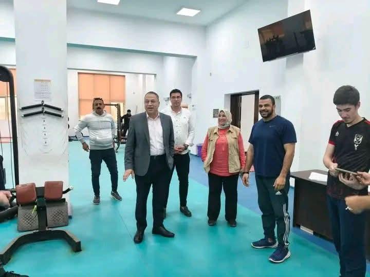 رئيس جامعة العريش يواصل جولاته المفاجئة بزيارة صالة اللياقة البدنية