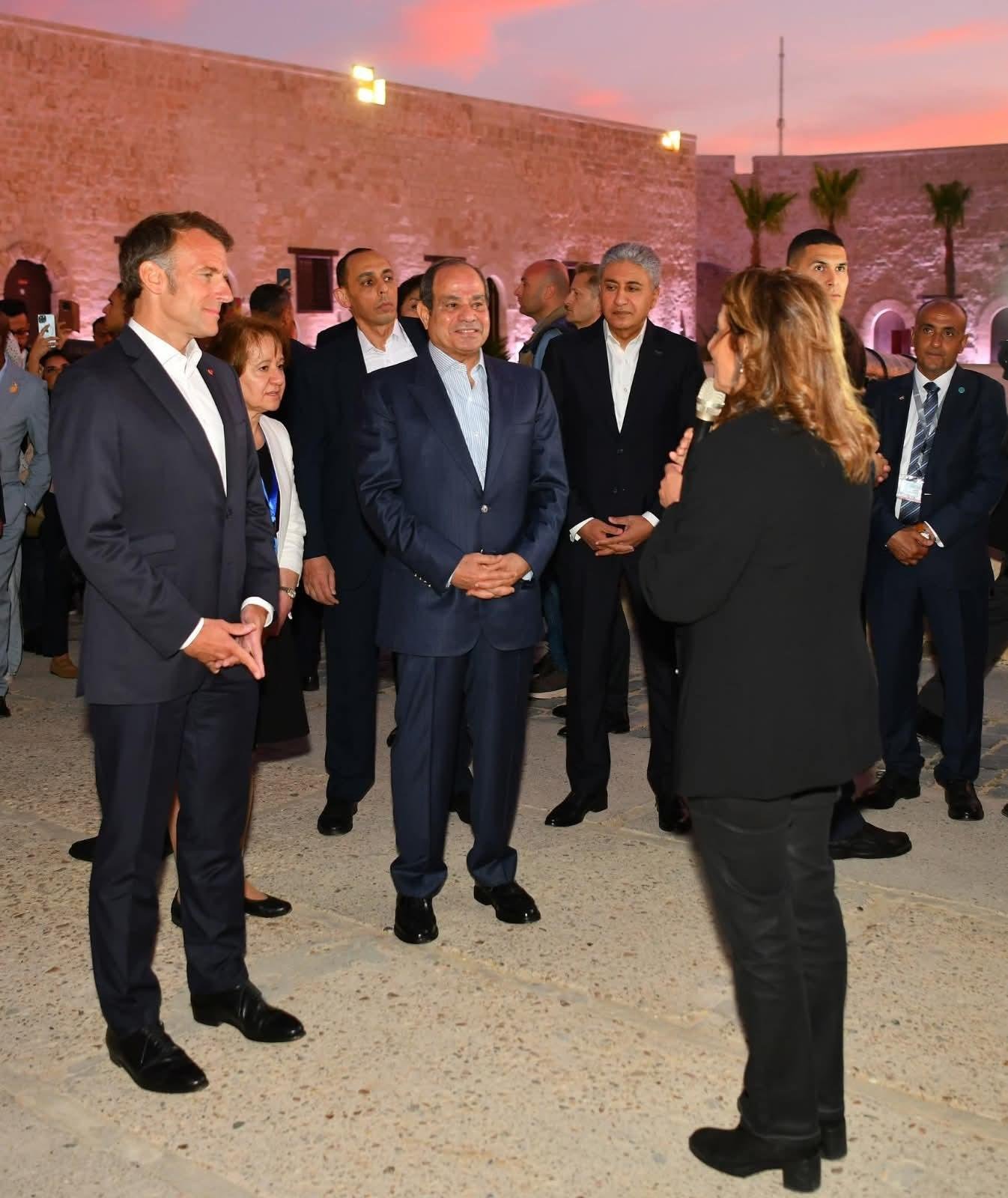 الرئيس عبد الفتاح السيسي ونظيره الفرنسي إيمانويل ماكرون يجريان جولةً تفقُّديةً في مدينة الإسكندرية