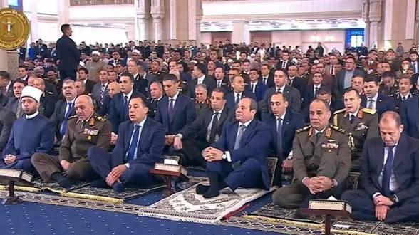 الرئيس السيسي يؤدي صلاة عيد الفطر المبارك بمسجد الفتاح العليم بالعاصمة الجديدة