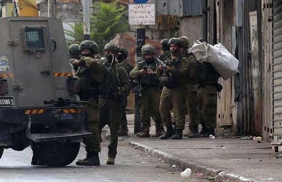 الجيش الإسرائيلي ينفذ اقتحامات واسعة في القدس والضفة الغربية