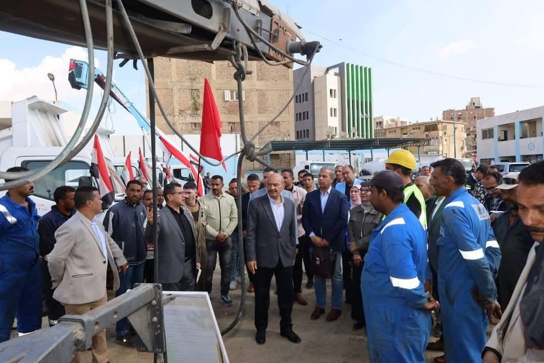 محافظ السويس يشهد إصطفاف معدات الأحياء ويوجه بتدريب السائقين والفنيين وتعزيز إجراءات السلامة المهنية