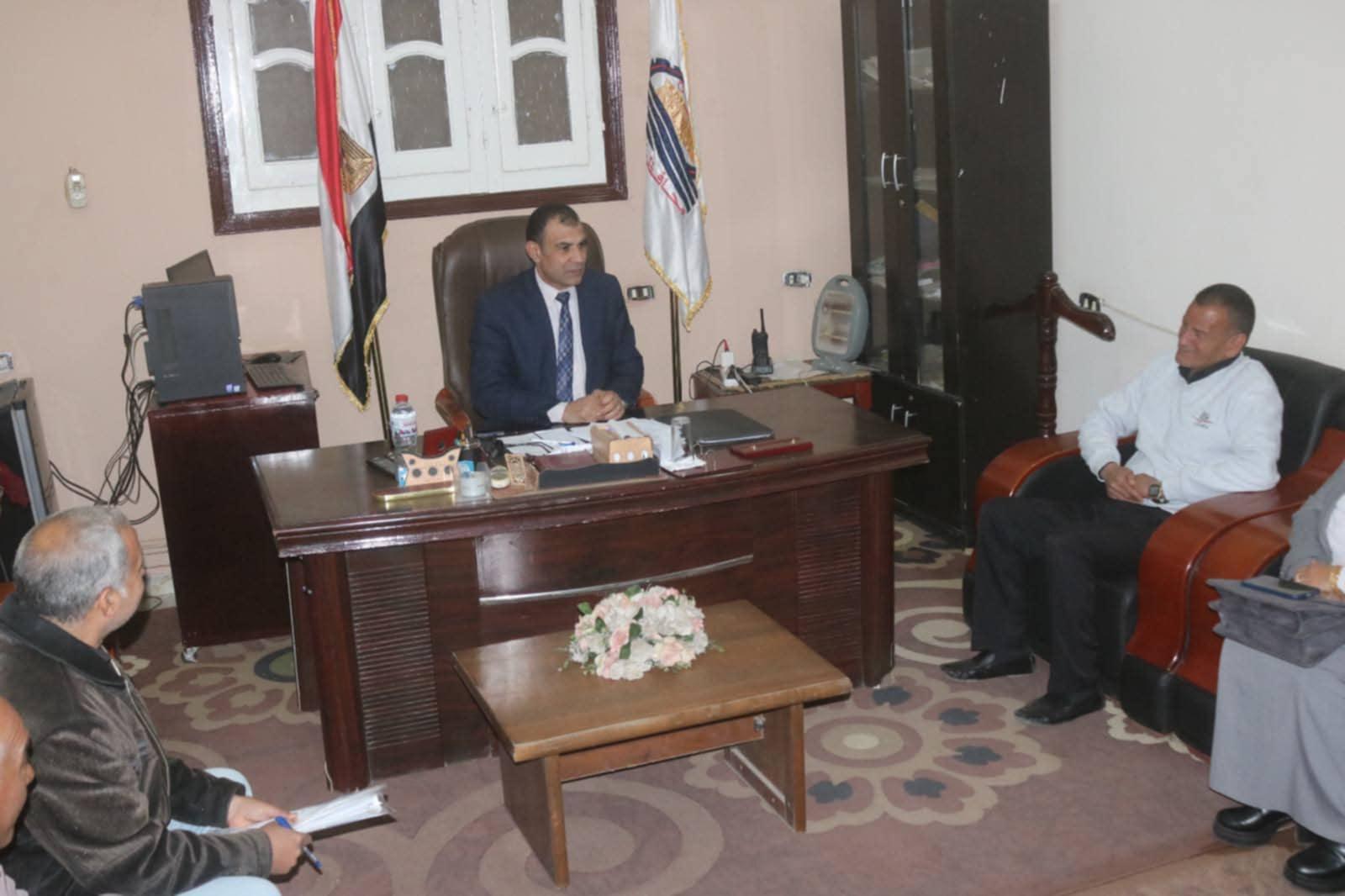 محافظ قنا يشدد على تفعيل قانون حماية الطفل وتكثيف حملات المرور الميداني