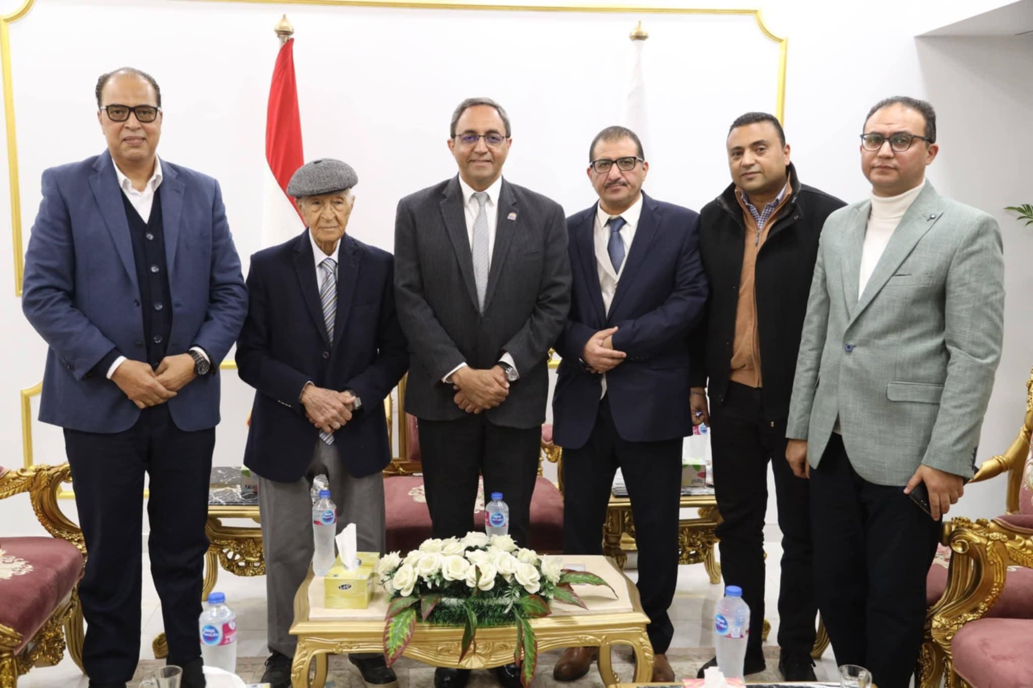 محافظ قنا يستقبل "شيخ الإذاعيين" فهمي عمر ويناقش دور الإعلام في بناء الوعي وصناعة الإيجابيات