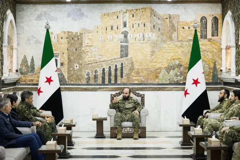 سوريا :رئيس هيئة الأركان يستقبل وفدا من (قسد) لمناقشة دمج تشكيلاتها العسكرية في فرق الجيش السوري