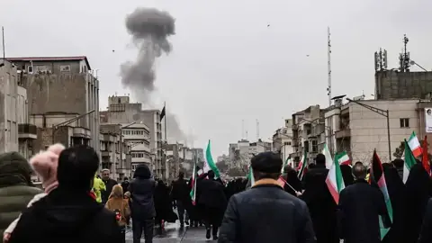 الجيش الإسرائيلي يشن "موجة ضربات واسعة النطاق" ضد طهران