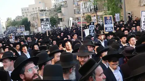 عشرات المتدينين اليهود "الحريديم" ينظموا احتجاجاً أمام السجن رقم (10) في إسرائيل